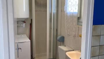 Een douche, een haardroger, handdoeken