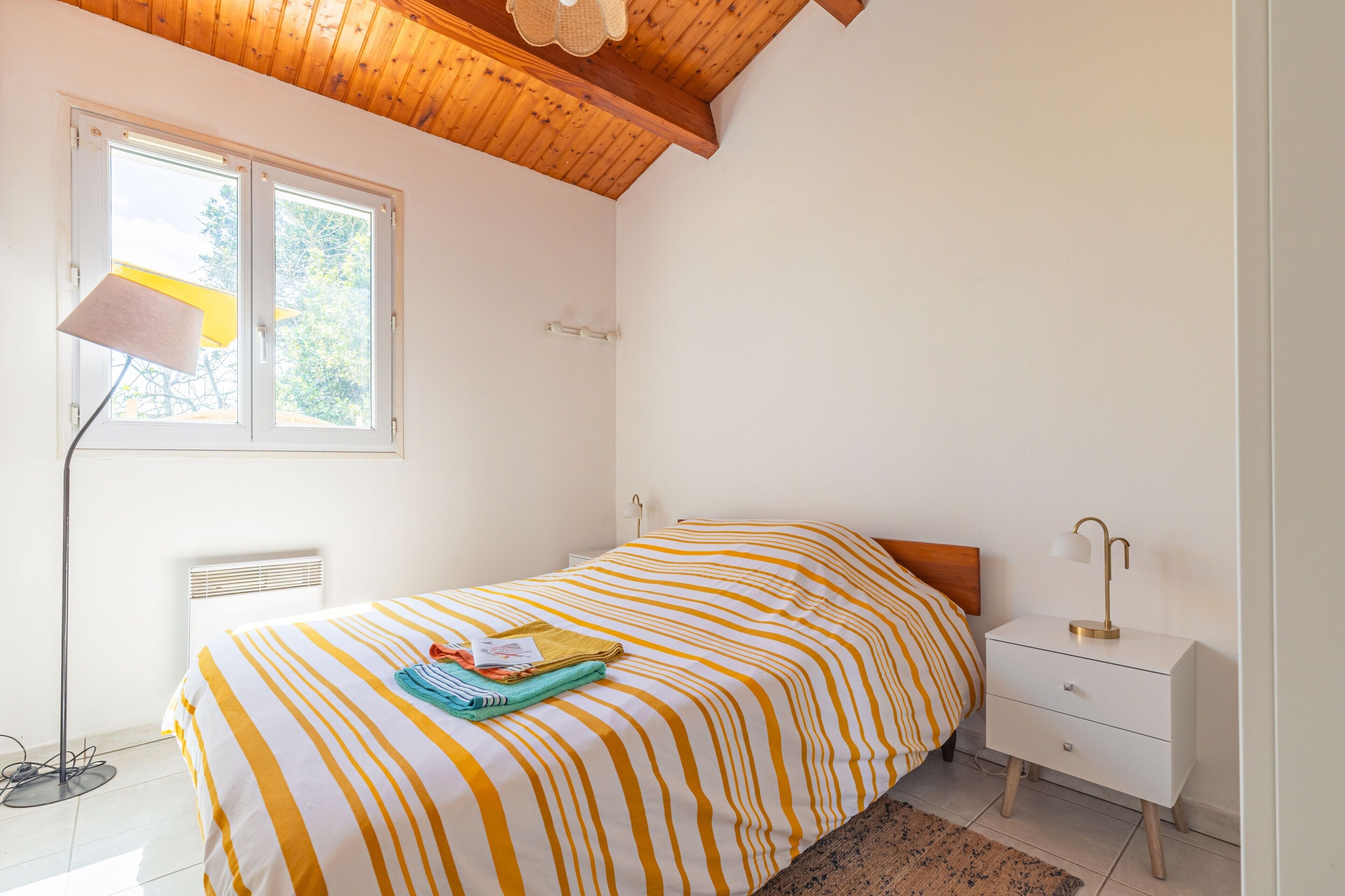 1 bedroom, bed sheets