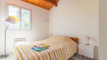 1 bedroom, bed sheets
