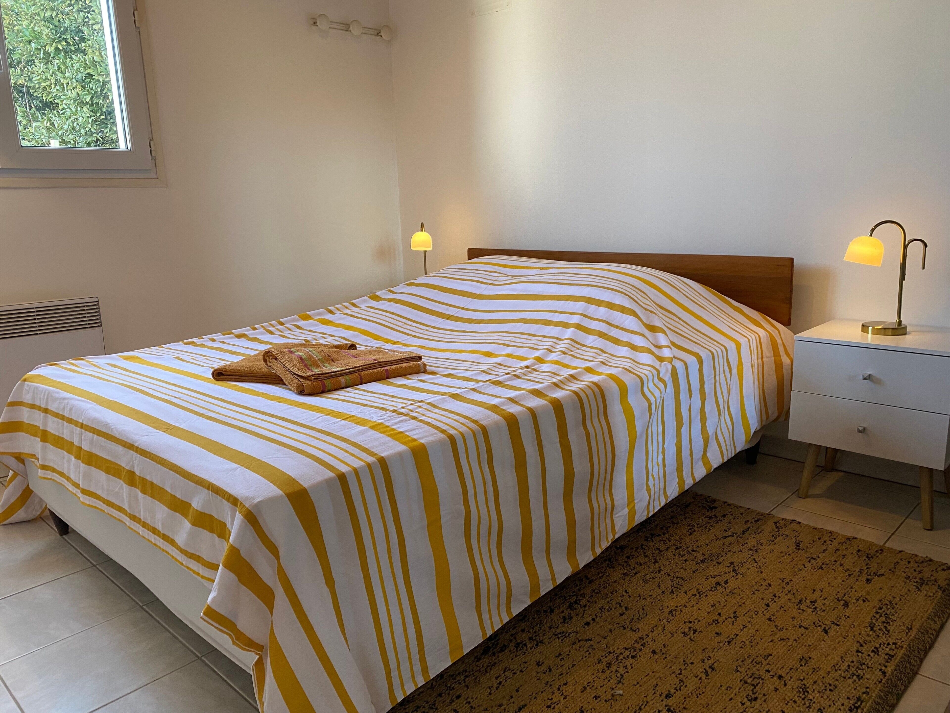 1 bedroom, bed sheets