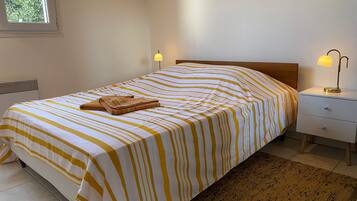 1 bedroom, bed sheets