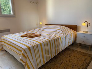 1 bedroom, bed sheets