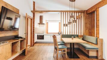 Apartment, Balkon, Gartenblick | Wohnbereich | Fernseher