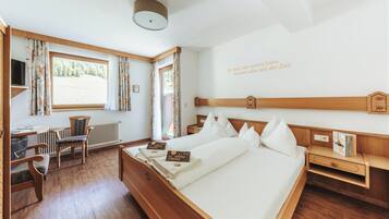 Economy-Doppelzimmer, Balkon, Gartenblick | Zimmersafe, kostenloses WLAN, Rollstuhlgeeignet