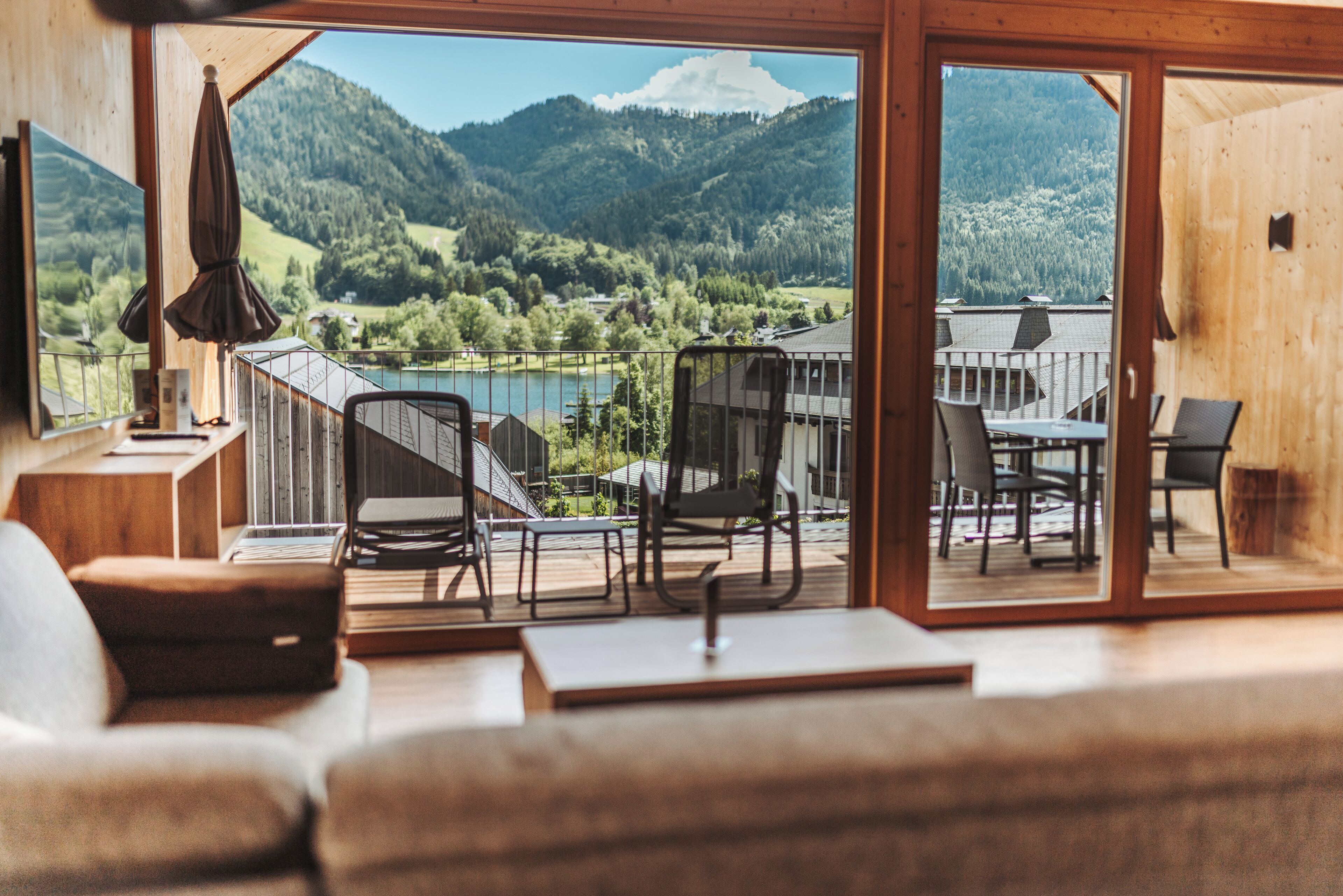 Chalet, balcon, vue lac | Coin séjour | Télévision