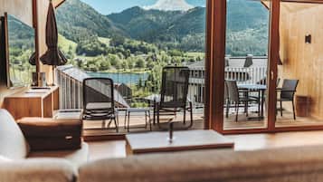 Chalet, balcón, vista al lago | Área de sala de estar | Televisión
