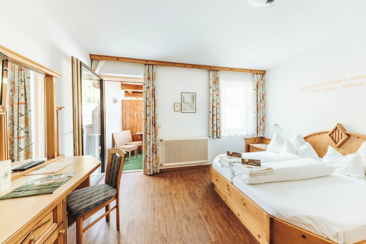 Economy-herbergi með tvíbreiðu rúmi - svalir - útsýni yfir garð | Öryggishólf í herbergi, ókeypis þráðlaus nettenging