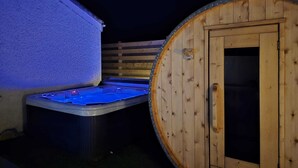 A sauna with a wooden door and a bench. - Woodside House (Forres)