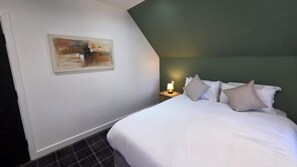 Basic Double Room | Free WiFi - Woodside House (Forres)