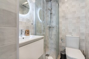Regadera y papel de baño 