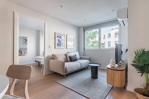 TV - Apt. 1BR bright Salamanca by CH (Madrid)