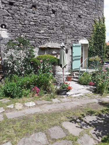Maison 2 pers Volvic parc des Volcans, jardin ombragé. Tout confort 70 m²
.