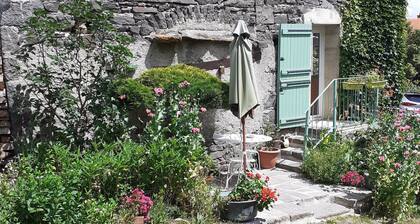 Maison 2 pers Volvic parc des Volcans, jardin ombragĂ©. Tout confort 70 mÂČ
.