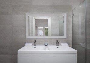 Shower, hair dryer, towels, shampoo - Peaceful 2BR Apt w/ Balcony by HolyGuest (Tel Aviv-Yafo)