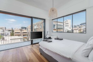 3 bedrooms, iron/ironing board, travel cot, WiFi - Contemporary 3BR Apt Near Geula Beach by HolyGuest (Tel Aviv-Yafo)