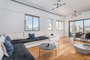 TV, offices - Contemporary 3BR Apt Near Geula Beach by HolyGuest (Tel Aviv-Yafo)