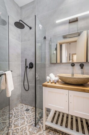 Douche, sèche-cheveux, serviettes fournies, shampoing