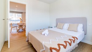 Una camera d'albergo con un letto, una scrivania e una sedia.