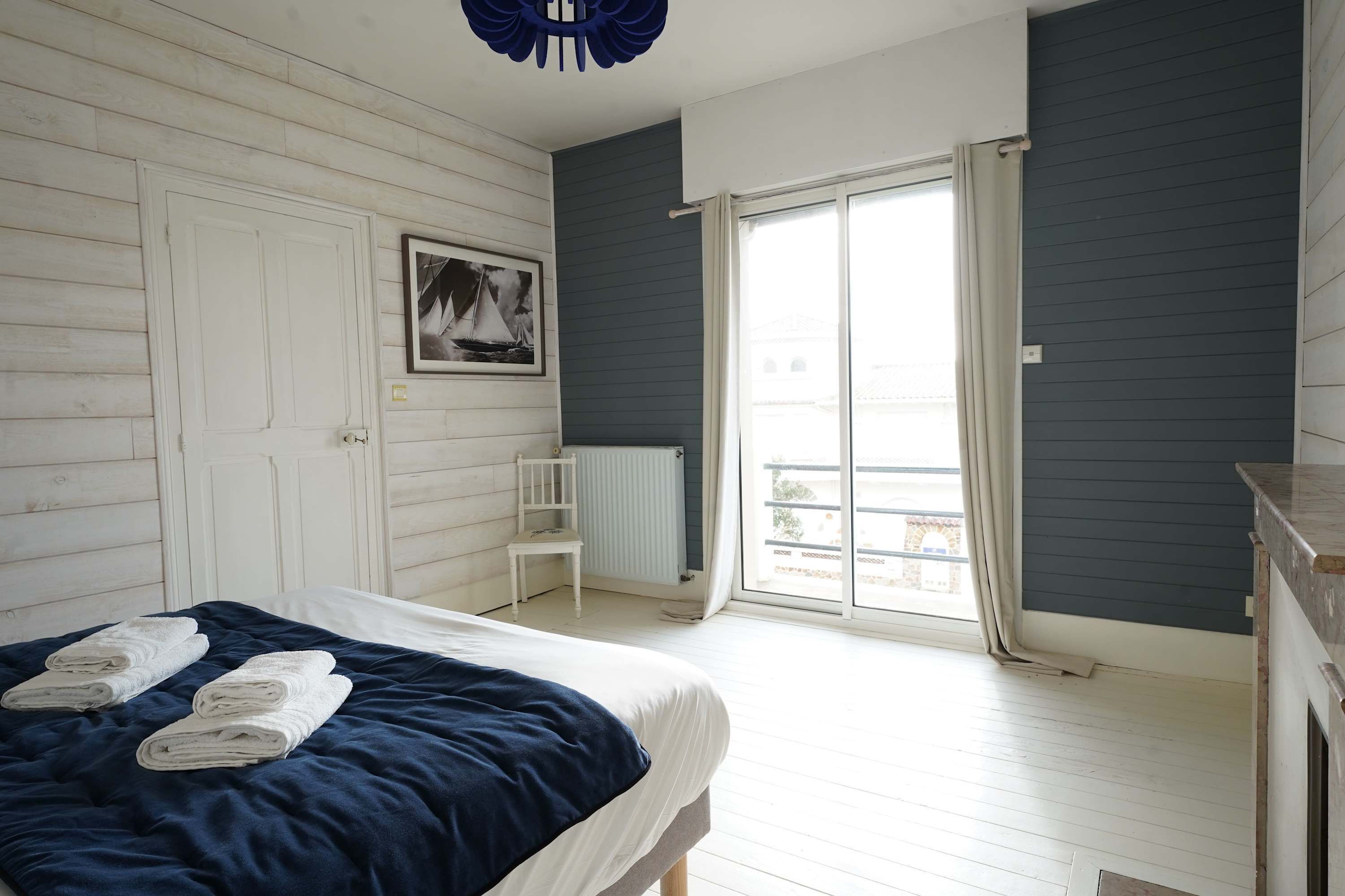 Een bureau, wifi, beddengoed