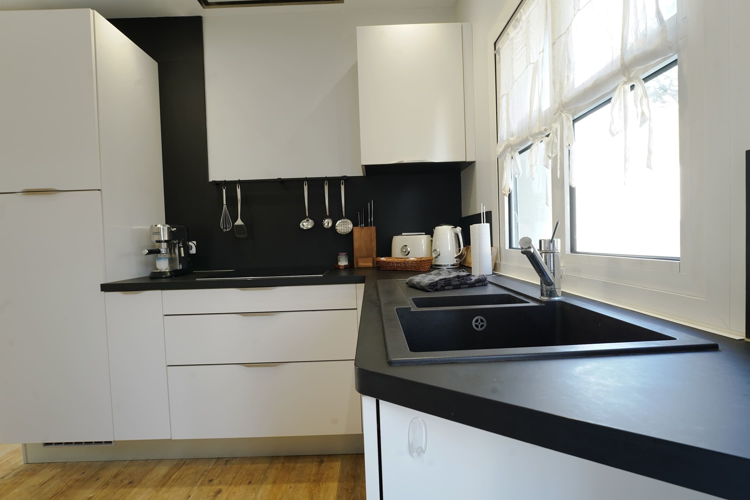 Kylskåp, mikrovågsugn, ugn och spishäll