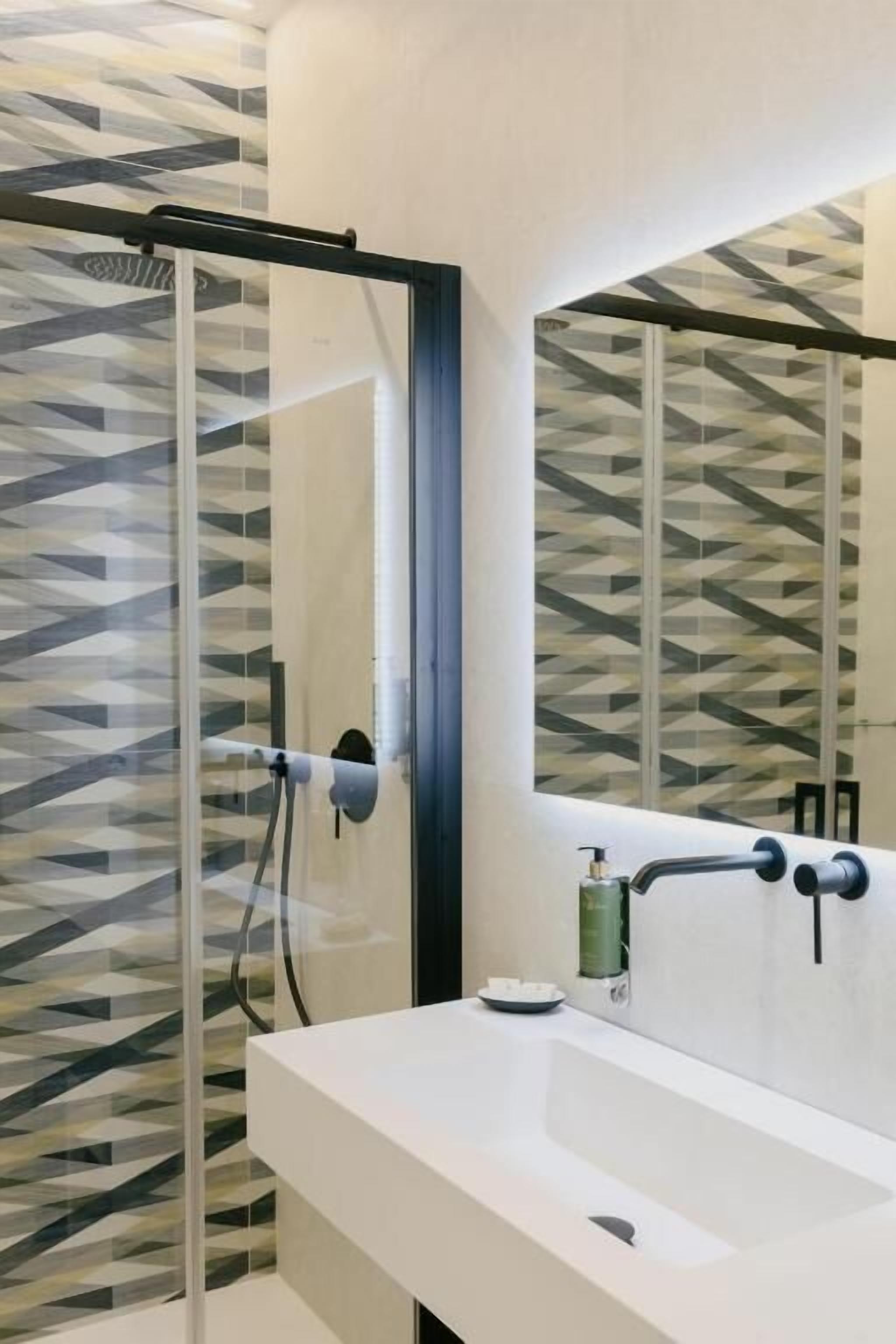 Comfort Triple Room, City View | Bathroom