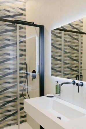 Quarto triplo conforto, vista para a cidade | Banheiro