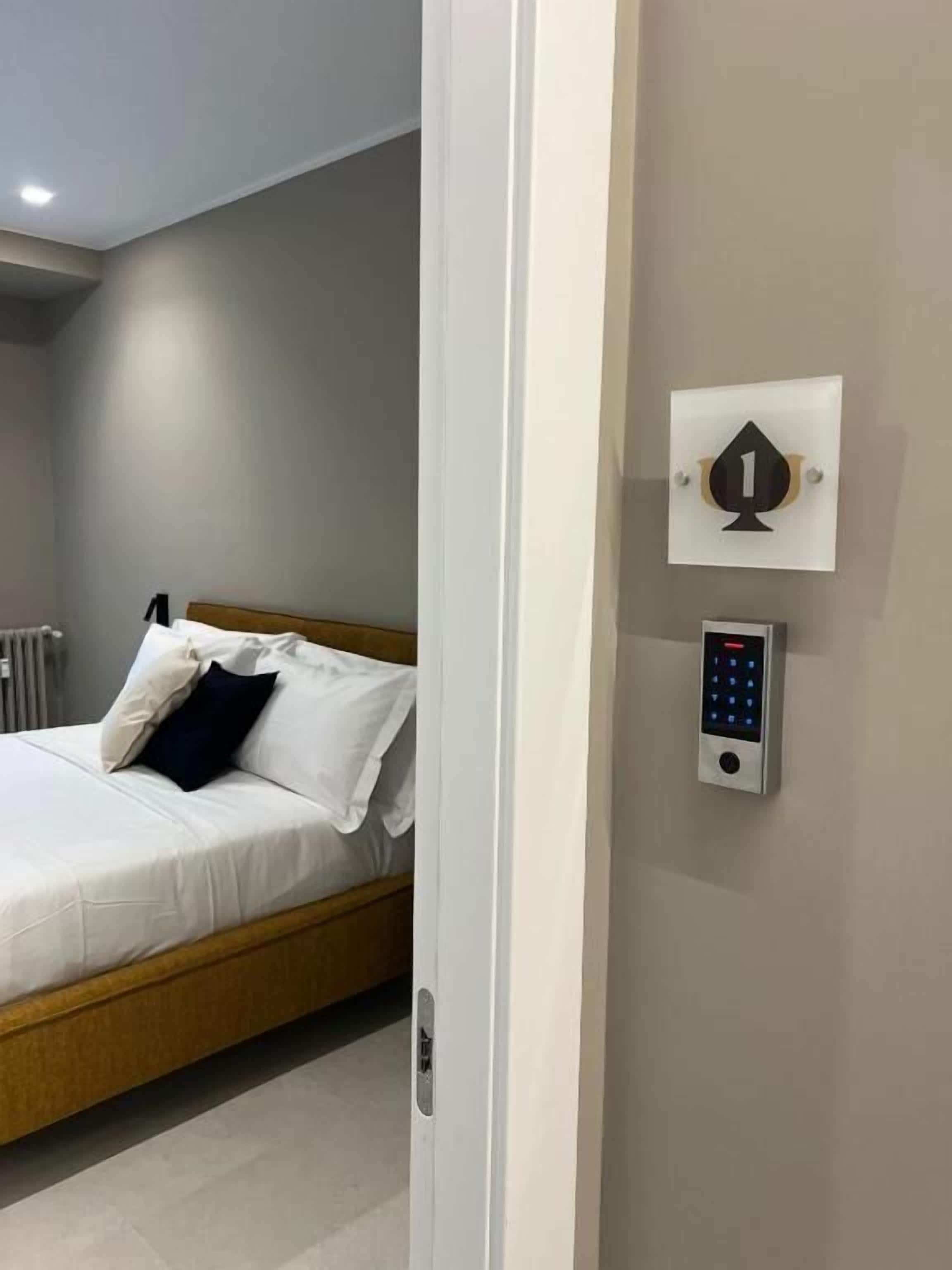 Ein Schlafzimmer mit einem Bett, einer Wandbedienung und einer Tür.