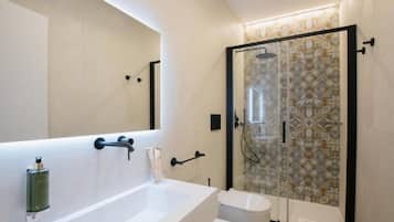 Comfort-Doppelzimmer, Balkon, Blick auf den Innenhof | Badezimmer