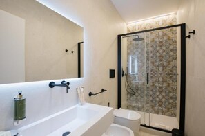 Kahden hengen comfort-huone, parveke, näköala pihalle | Kylpyhuone