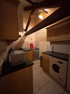Microwave, oven, stovetop - Lovely apartment in the middle of the town center with parking spot available (Drogheda)