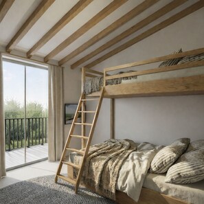 Ein Zimmer mit einem Etagenbett, einer Holzleiter, einer Couch mit gemusterten Kissen und einem Balkon mit Blick auf Grünflächen.