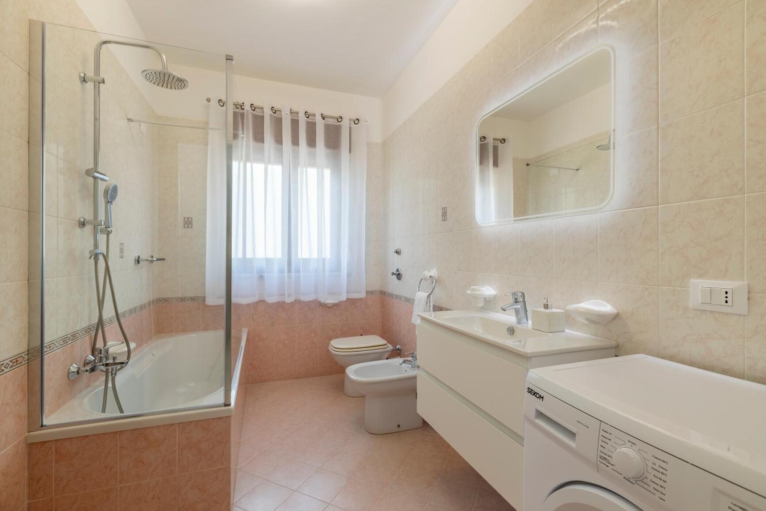 シャワー、ヘアドライヤー、タオル