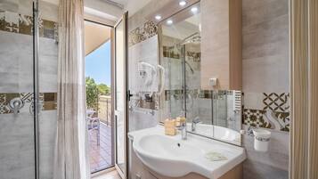 Basic-Zimmer, Balkon, Buchtblick (Ischia) | Badezimmer