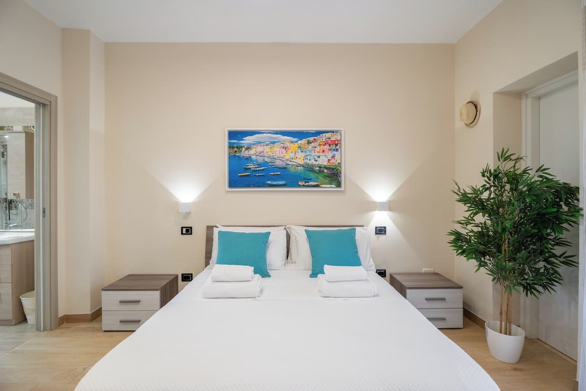 ห้องเบสิก, ระเบียง, วิวอ่าว (Ischia) | ผ้าม่านกันแสง, เตารีด/โต๊ะรีดผ้า, Wi-Fi ฟรี