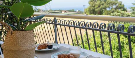 Perushuone, parveke, näköala lahdelle (Ischia) | Ulkoruokailutilat