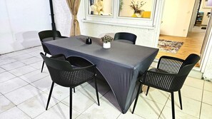 Outdoor dining - Ioana Homes vacation apartment with terrace (Abstatt)