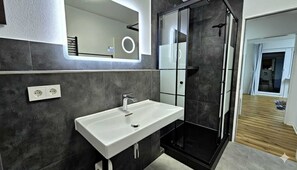 Shower, hair dryer, towels, soap - Ioana Homes vacation apartment with terrace (Abstatt)