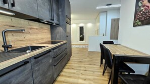 Jääkaappi, mikroaaltouuni, uuni, liesi