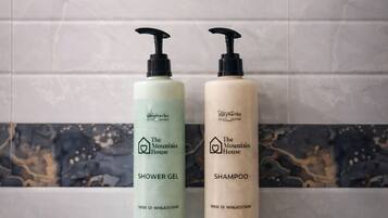 Sèche-cheveux, serviettes fournies, savon