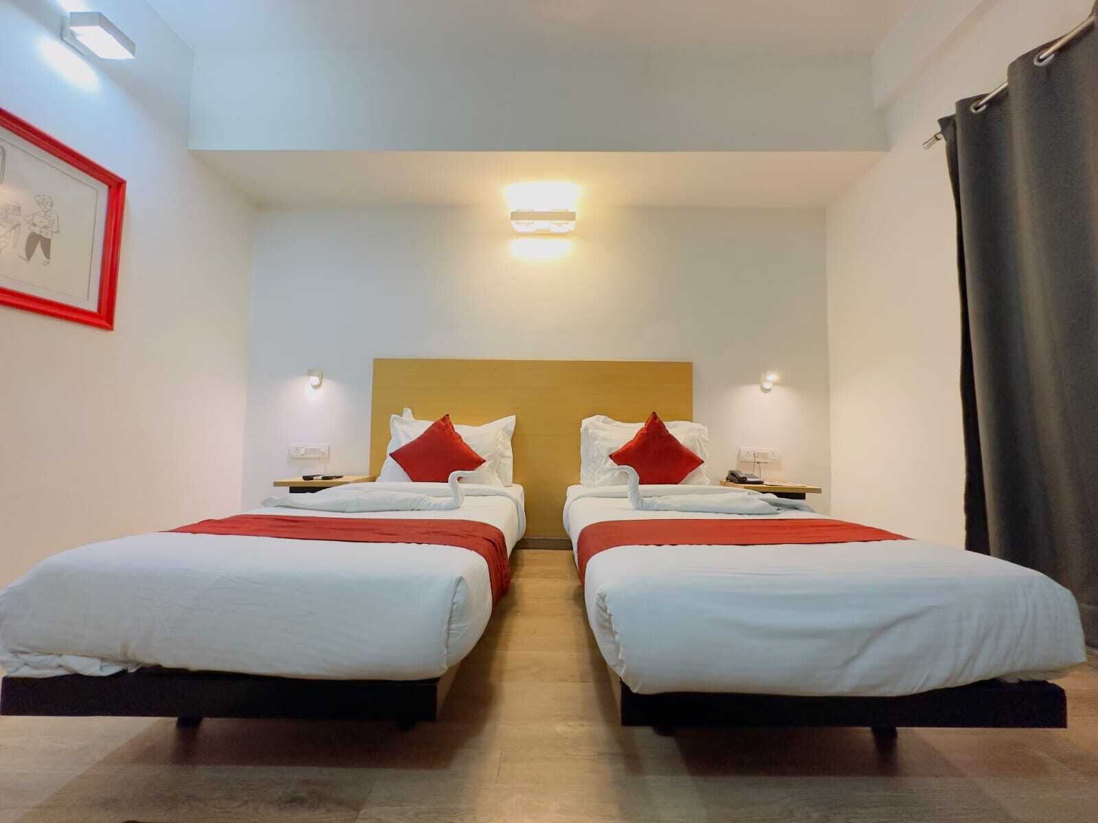 Standaard kamer, 1 twee- of 2 eenpersoonsbedden, balkon, uitzicht op zwembad | Een bureau, een laptopwerkplek, een strijkplank/strijkijzer, gratis wifi