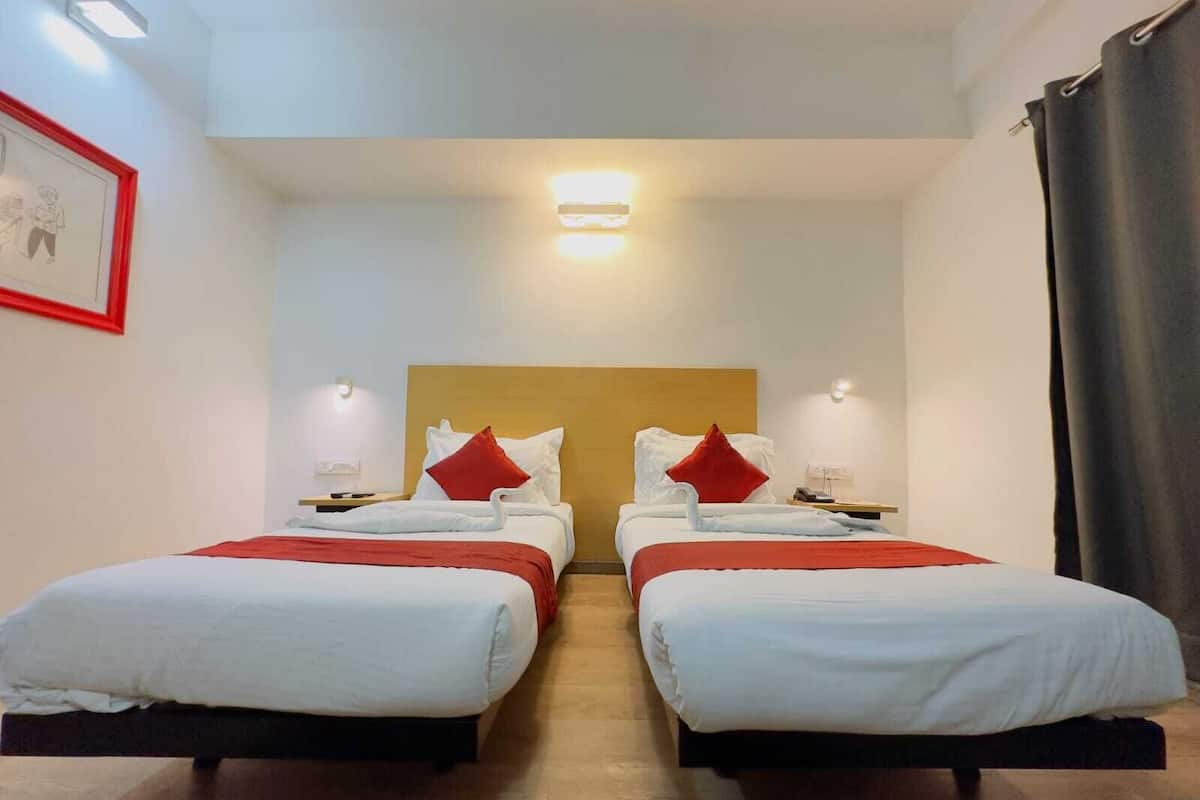 Standaard kamer, 1 twee- of 2 eenpersoonsbedden, balkon, uitzicht op zwembad | Een bureau, een laptopwerkplek, een strijkplank/strijkijzer, gratis wifi