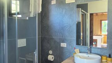 Doccia, vasca idromassaggio, asciugacapelli, bidet