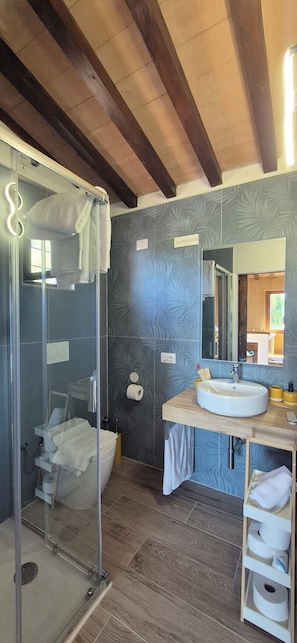 Dusche, Whirlpool, Haartrockner, Bidet