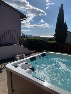 Outdoor spa tub
