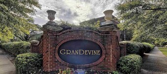 Cozy 1-bedroom condo in Old Shandon steps from Devine St.