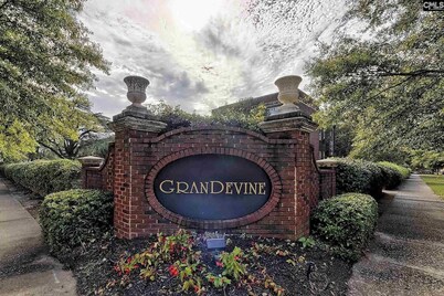 Cozy 1-bedroom condo in Old Shandon steps from Devine St.