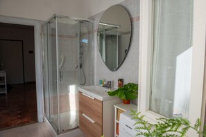 Dusche, Bidet, Handtücher