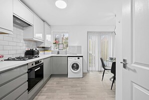 Jääkaappi, mikroaaltouuni, uuni, liesi