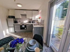 Fridge, microwave, oven, stovetop - 3 Bed Close to City Centre City SuperHost (Greater Manchester)