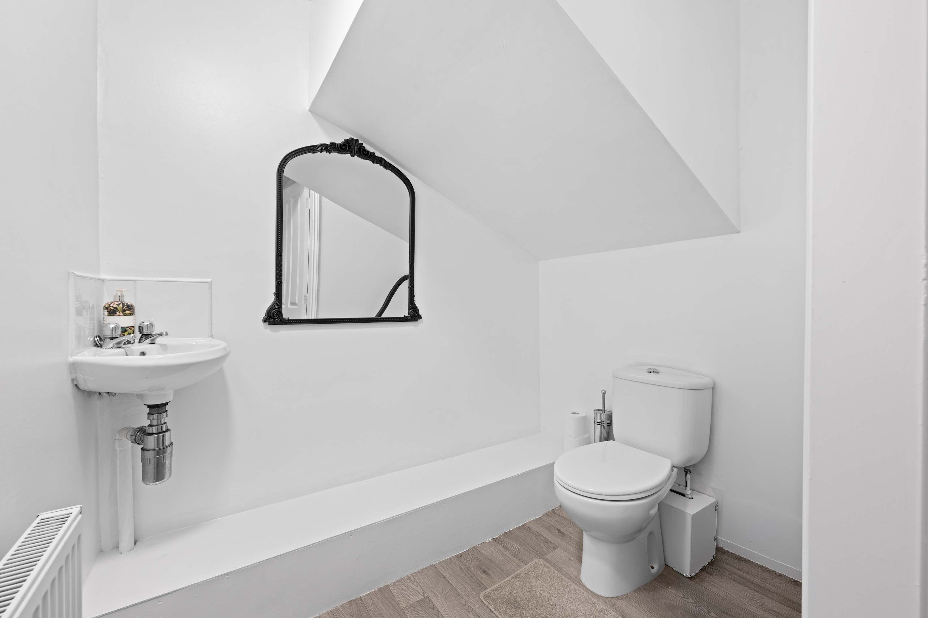 Chuveiro, secador de cabelo, toalhas de banho, shampoo